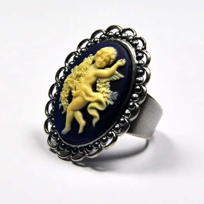 Bague vieil argent au camée bleu nuit, de trois quarts