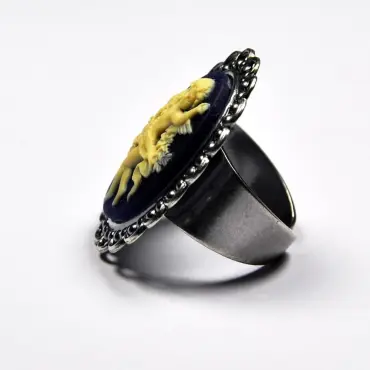 Bague au camée bleu nuit vue de profil, anneau large