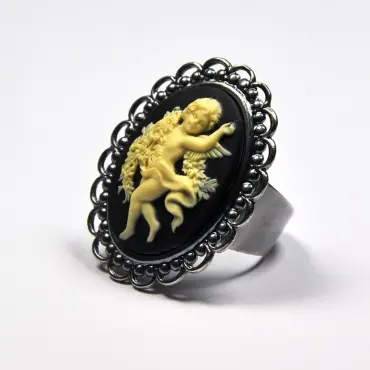 Bague vieil argent au camée noir, de trois quarts