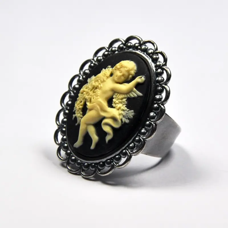 Bague vieil argent au camée noir, de trois quarts