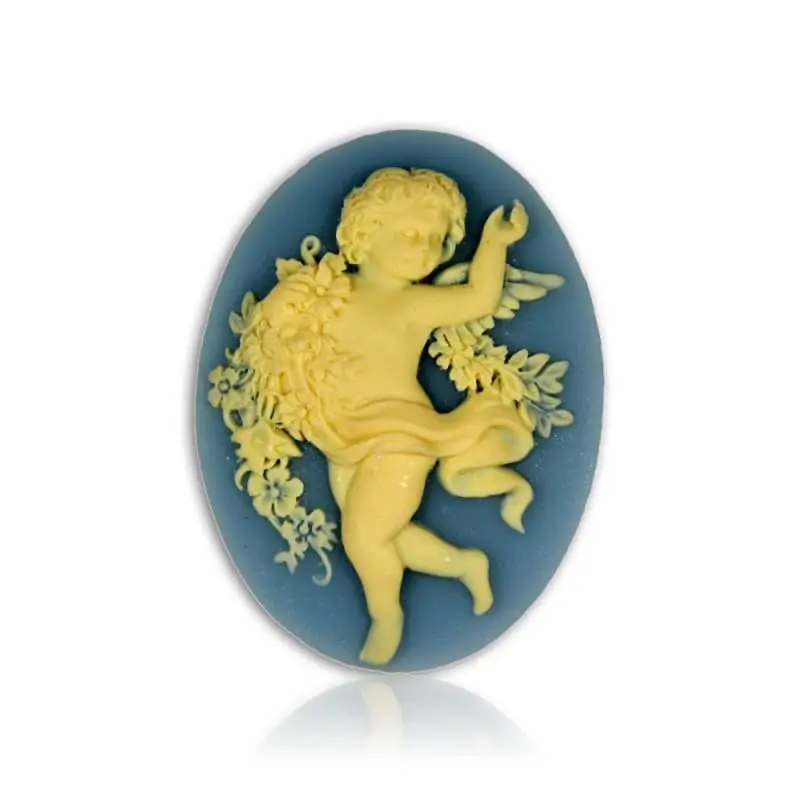 Broche camée ange « La Danse » grand modèle, coloris bleu clair, vue de face