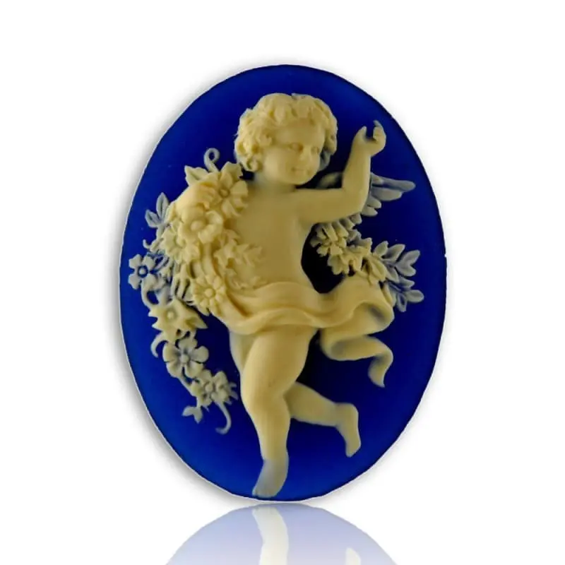 Broche camée « La Danse » bleu nuit de face, l'ange ivoire en relief sur le fond foncé