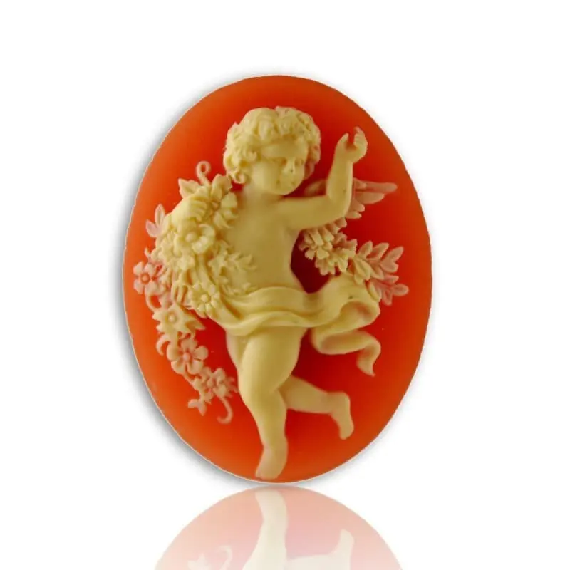 Broche camée « La Danse » couleur ambre, un orangé vif, vue de face