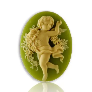 Broche camée « La Danse » vert clair de face, la guirlande de fleurs bien visible