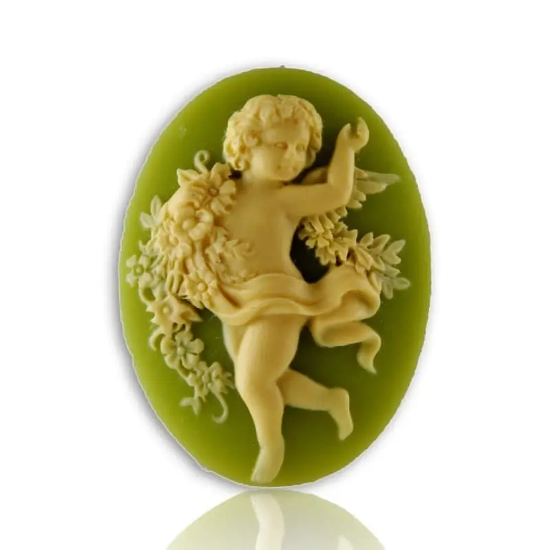 Broche camée « La Danse » vert clair de face, la guirlande de fleurs bien visible