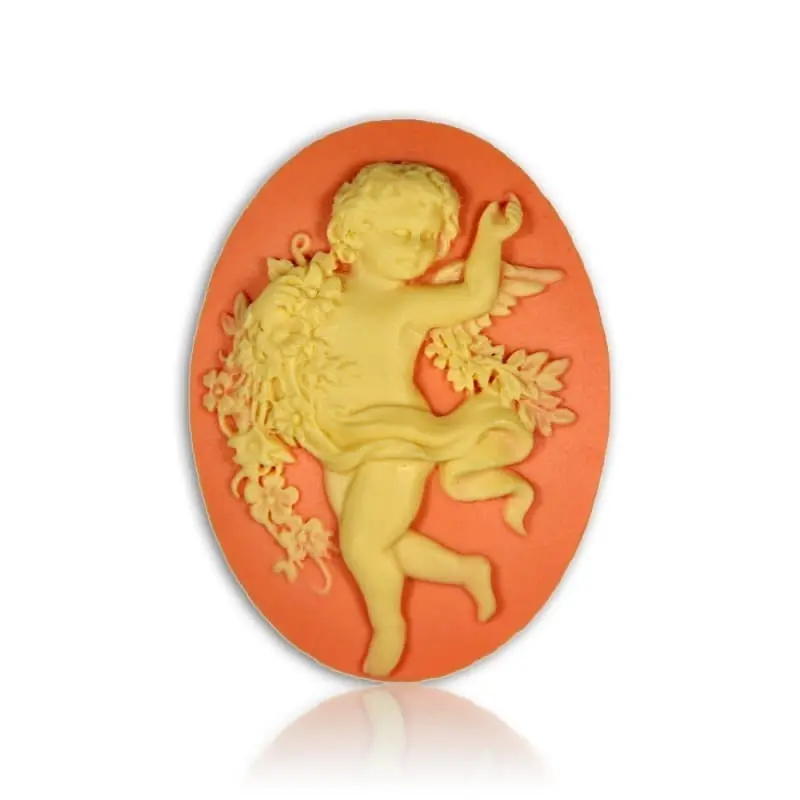 Broche camée « La Danse » rose saumon, vue de face