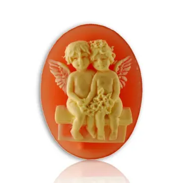 Broche camée « Les Amoureux » ambre, les deux anges et leur bouquet de fleurs