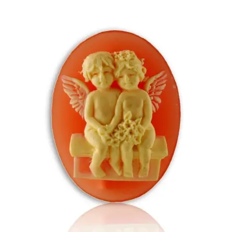 Broche camée « Les Amoureux » ambre, les deux anges et leur bouquet de fleurs