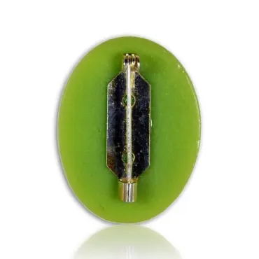 Dos de la broche « Les Amoureux » vert clair, épingle sur une plaque
