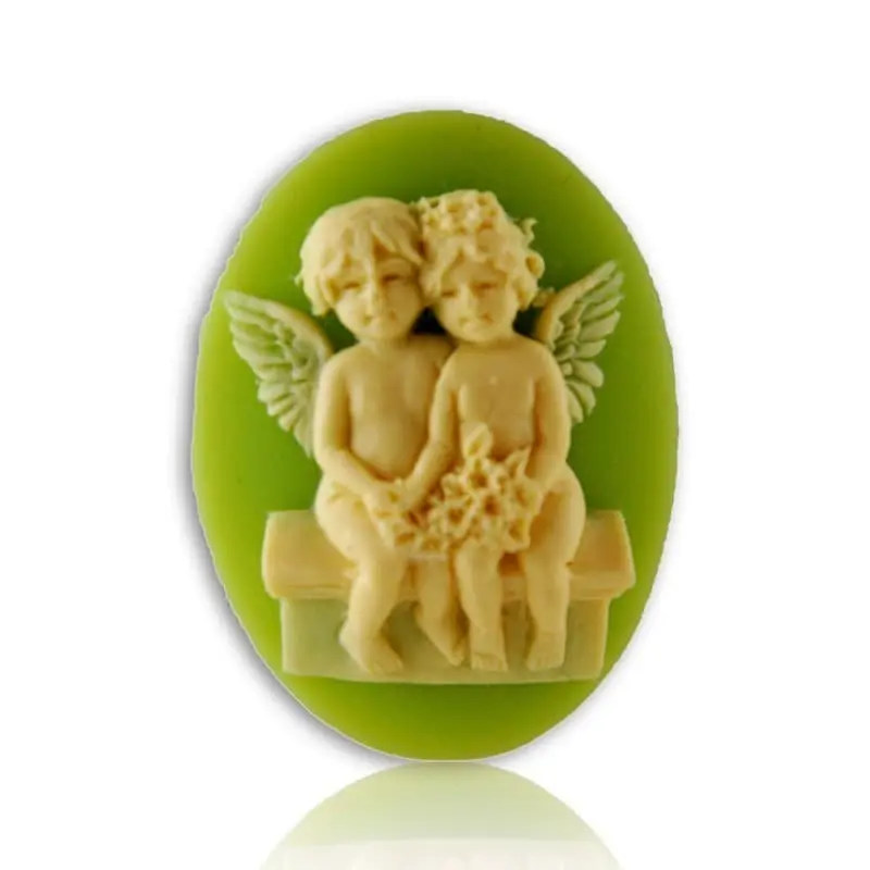 Broche camée « Les Amoureux » vert clair, vue de face