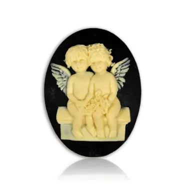 Broche camée « Les Amoureux » noire, deux anges assis sur un banc, vue de face