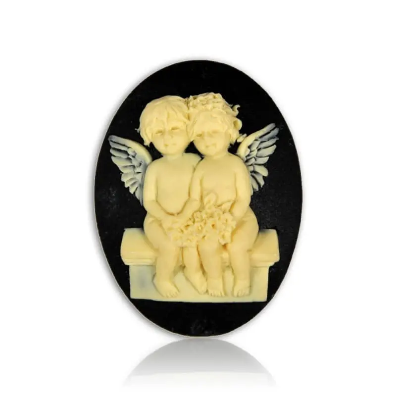 Broche camée « Les Amoureux » noire, deux anges assis sur un banc, vue de face