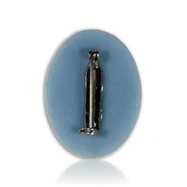 Dos de la broche « L'Amour » bleu clair et son épingle
