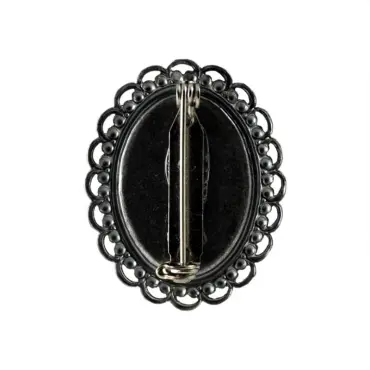 Dos de la broche camée dentelle : fond sombre, épingle et bord ajouré
