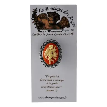Broche dentelle ambre présentée sur son carton La Boutique des Anges
