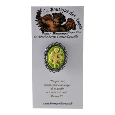 Broche dentelle vert clair sur son carton, sous le logo et la mention « Depuis 1996 »