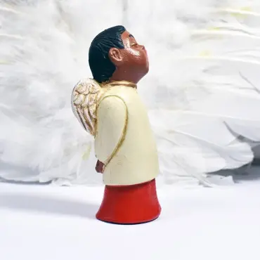 Le choriste crème et rouge de profil, tête renversée, une aile ivoire et dorée