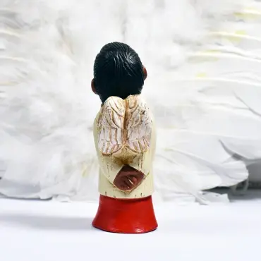 Dos du choriste en haut crème et robe rouge, mains jointes sous les ailes