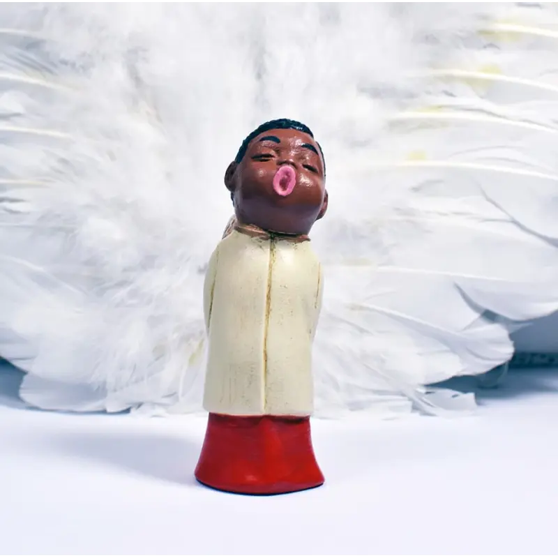 Statuette ange choriste crème et rouge de face, peau foncée, bouche ronde