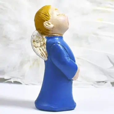 Le choriste blond en robe bleu roi de profil, la tête levée, une aile blanche et dorée