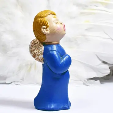 Profil du choriste blond en bleu roi, bras croisés, le visage tourné vers le haut
