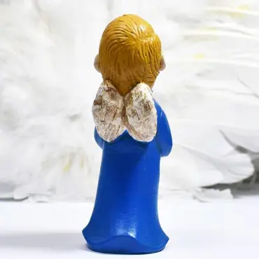 Le choriste blond en bleu roi de dos, avec ses deux petites ailes blanches et dorées