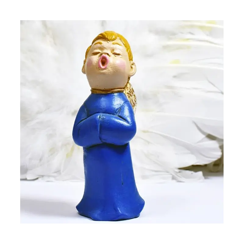 Statuette ange choriste bleu roi de face, blond, les bras croisés sur la poitrine