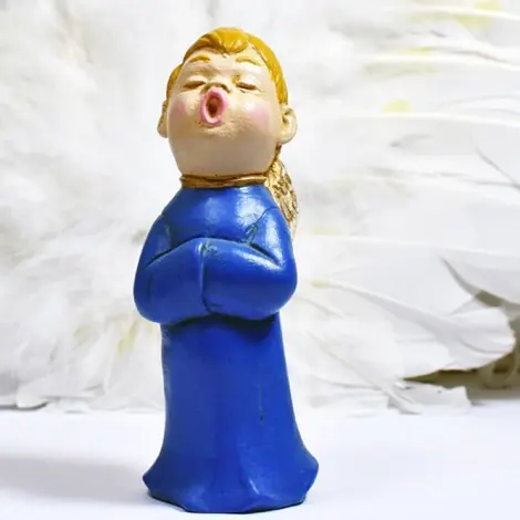 Statuette ange choriste bleu roi de face, blond, les bras croisés sur la poitrine