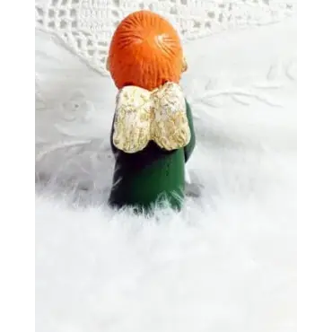 Le choriste roux en robe vert bouteille vu de dos, ses ailes crème mouchetées de doré