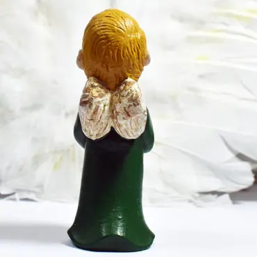 Dos du choriste blond en robe vert bouteille, deux petites ailes blanches et dorées