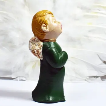 Le choriste blond en vert bouteille de profil, bras croisés, tête levée, col doré
