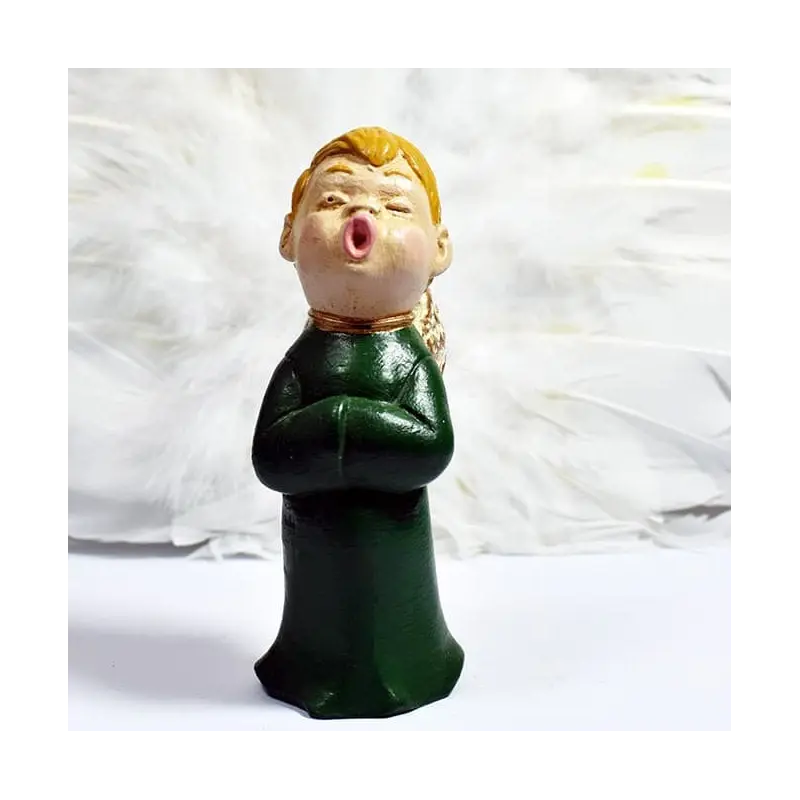 Statuette ange choriste blond en vert bouteille vue de face, bras croisés