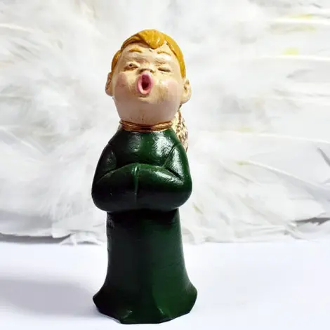 Statuette ange choriste blond en vert bouteille vue de face, bras croisés