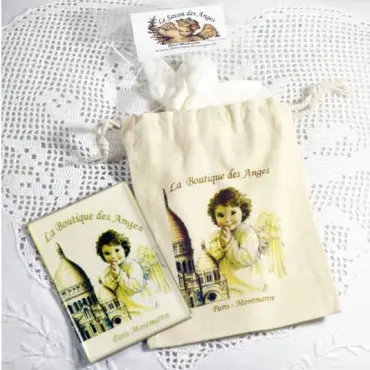 Ensemble avec le Savon des Anges blanc, le petit sac en coton écru et le magnet au Sacré-Cœur