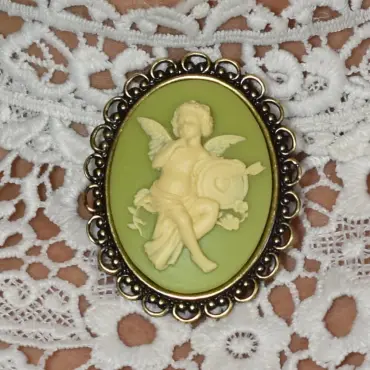 Version vert clair, entourée de perles de métal et de boucles vieux bronze