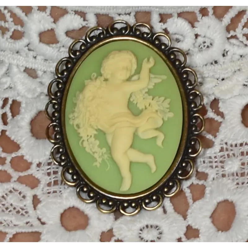 Version vert clair de la broche « La Danse », bordure de boucles ajourées