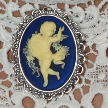 Broche « La Danse » sur fond bleu nuit, bordure de perles de métal et de boucles ajourées