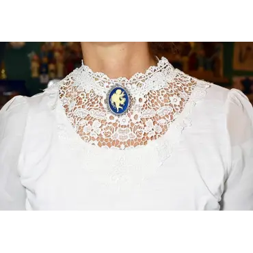 Le camée bleu nuit à l'ange qui danse, porté au centre d'un plastron de dentelle