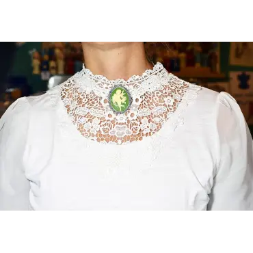 Fond vert olive porté au col : l'ange « La Danse » ressort sur la dentelle