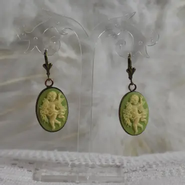 Pendants vert clair, seconde vue devant des plumes blanches
