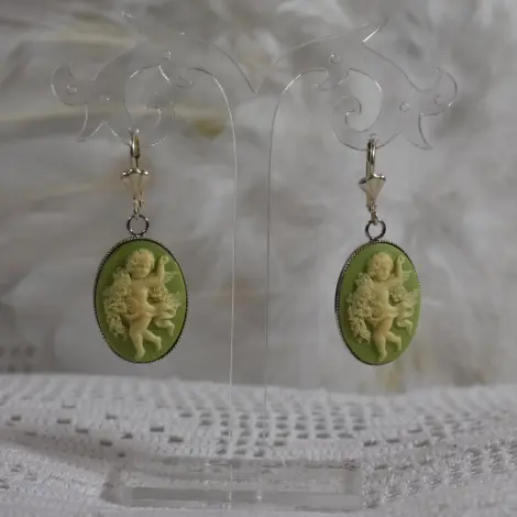 Boucles d'oreilles camée argentées vert clair, sur un présentoir transparent