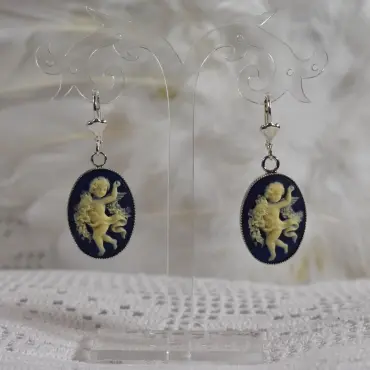Paire de pendants camée bleu nuit au serti argenté, devant des plumes