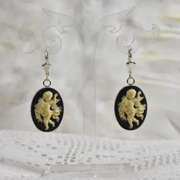 Pendants camée noirs, seconde vue au fond de plumes plus pâle
