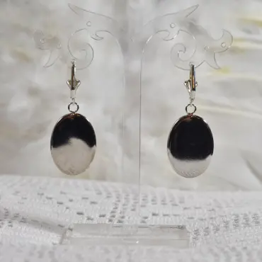 Dos des deux pendants : revers argenté et lisse, sur le présentoir