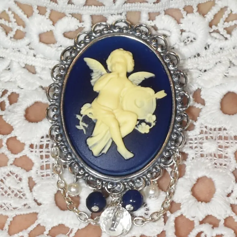 Broche châtelaine cœur « L'Amour » bleu nuit, monture vieil argent sur dentelle