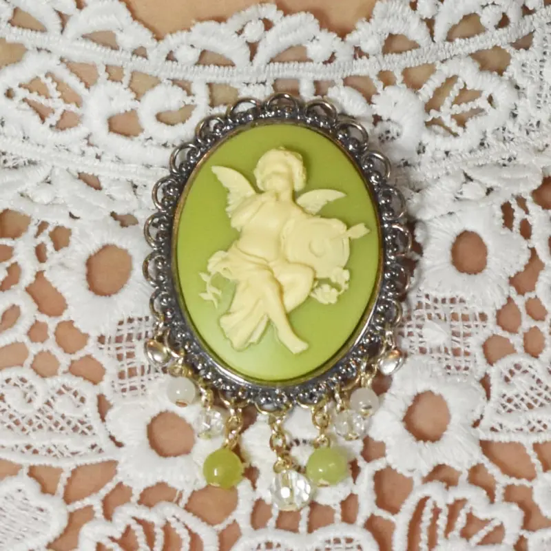 Broche châtelaine « L'Amour » vert clair, perles vert anis, blanches et facettées