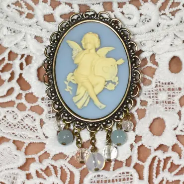 Broche victorienne « L'Amour » bleu clair, monture couleur bronze et perles bleu-gris
