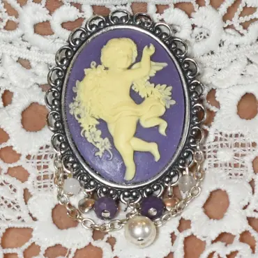 Broche châtelaine « La Danse » violette, perles violettes et perle blanche