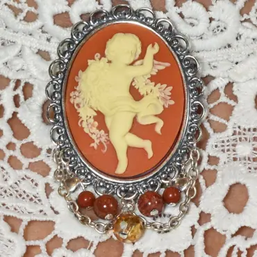 Broche châtelaine « La Danse » ambre, perles brun-rouge et perle facettée ambrée