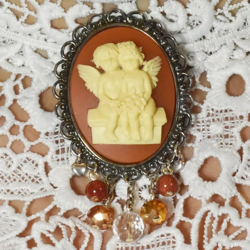 Broche châtelaine amoureux vieil argent, coloris ambre, deux anges sur un banc